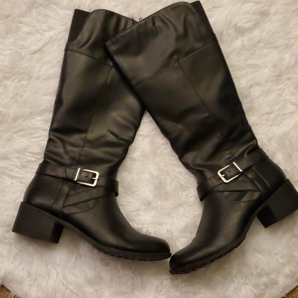Black boots with buckle